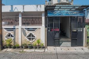 una entrada a un edificio con una puerta y plantas en RedDoorz near MT Haryono Semarang, en Semarang