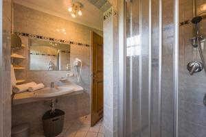 ein Badezimmer mit Waschbecken und Dusche in der Unterkunft Appartementhaus Mühlberger in Ellmau + 18 Fotos