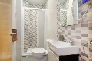 Ein Badezimmer in der Unterkunft Urban Suites Granada