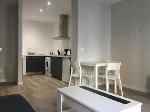 A kitchen or kitchenette at APARTAMENTOS GyC VIVIENDAS GOLD