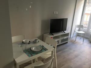 A television and/or entertainment centre at APARTAMENTOS GyC VIVIENDAS GOLD