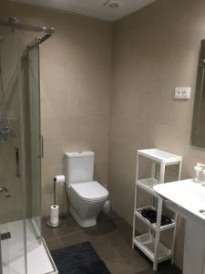 A bathroom at APARTAMENTOS GyC VIVIENDAS GOLD Még 18 kép
