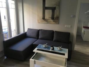 A seating area at APARTAMENTOS GyC VIVIENDAS GOLD