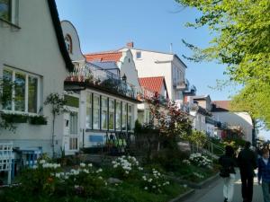 een groep mensen die in een straat naast gebouwen lopen bij Ferienwohnung _ Kartenraum _ Objek in Warnemünde