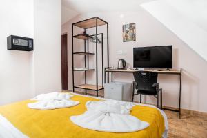um quarto com duas almofadas brancas numa cama em Diuma Hotel em Tbilisi