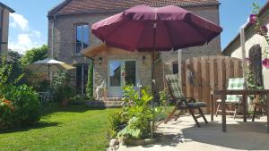 einen lila Regenschirm im Hof eines Hauses in der Unterkunft Landhaus Sinneswandel in Nauen