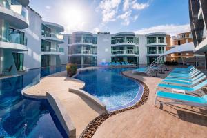 Bazén v ubytování Absolute Twin Sands Resort & Spa - SHA Extra Plus nebo v jeho okolí
