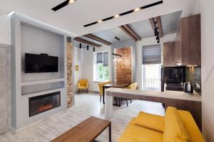 Televízia a/alebo spoločenská miestnosť v ubytovaní LEOGRAND LOFT Apartments on Lychakivska 4