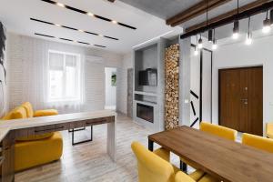 Televízia a/alebo spoločenská miestnosť v ubytovaní LEOGRAND LOFT Apartments on Lychakivska 4