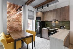 Kuchyňa alebo kuchynka v ubytovaní LEOGRAND LOFT Apartments on Lychakivska 4 + 25 fotografií