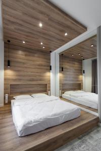 Posteľ alebo postele v izbe v ubytovaní LEOGRAND LOFT Apartments on Lychakivska 4