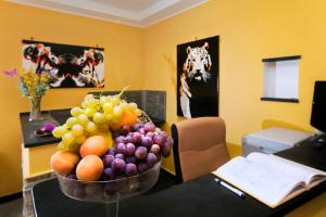 un bol de fruits sur une table dans un bureau dans l'établissement Locanda Paradiso, à Gênes