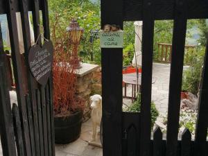 een hond die voor een deur staat met een bord bij Belvilla by OYO La Dimora in Villeneuve
