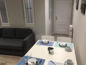 A seating area at APARTAMENTOS GyC VIVIENDAS GOLD