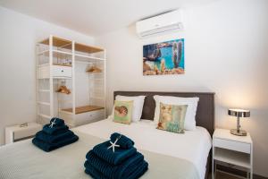 Cama ou camas em um quarto em La Vista Luxury Apartment Jan Thiel