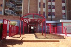 una entrada a un edificio con una puerta roja en Evamar Apartments, en Benidorm