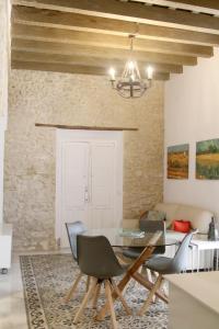 comedor con mesa y sillas en Casa Atahona - Casita con Encanto, en Medina Sidonia