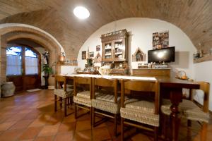 a dining room with a table and chairs at Agriturismo Cognanello in Montepulciano