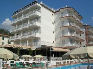 Bazén v ubytování Hotel Pietra di Luna nebo v jeho okolí