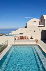 Bazén v ubytování North Santorini - A Luxury Spa Hotel nebo v jeho okolí