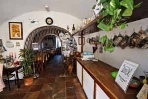 um restaurante com um balcão e uma sala de jantar em Il Cantinone Rooms em Castelnuovo di Farfa
