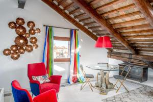 een woonkamer met rode stoelen en een tafel bij PgrHome Coral Loft Venice in Venetië