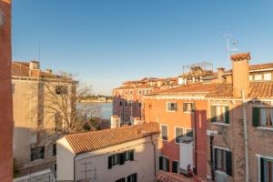 een groep gebouwen met een rivier op de achtergrond bij Pgrhome Luxury Apartments Coral Loft Venice in Venetië