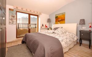 Mountain Paradise 4 Apartments في بانسكو: غرفة نوم بسرير ونافذة