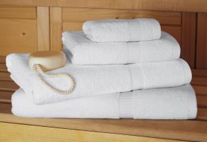 a white towel laying on top of a white towel at LOGIS Hôtel Le Rond Point in Soorts-Hossegor