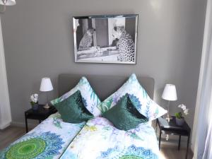 sypialnia z łóżkiem z poduszkami i lustrem w obiekcie Ferienappartements Seeliebe w mieście Bremerhaven