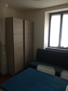 Zimmer mit einem blauen Tisch und Stühlen sowie einem Schrank in der Unterkunft VICOLOVOLTA16 in Torri del Benaco