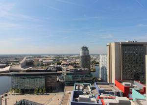 マンチェスターにあるMedia City Roof Top Garden Apartmentの高層建築物の空中景観