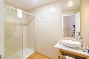 a bathroom with a shower, sink, and tub at Lindo Vale Guest House in Porto