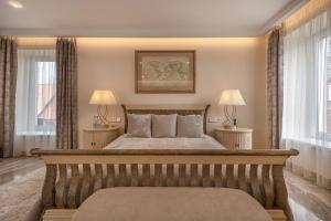 um quarto com uma cama e 2 candeeiros e janelas em Hotel Pušų paunksnėje em Palanga
