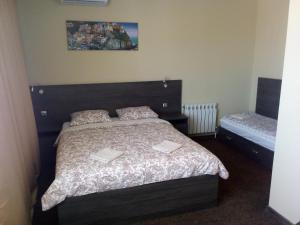Кровать или кровати в номере Guesthouse on Rodnikovaya 9