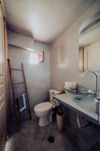 y baño con aseo y lavamanos. en Pueblo Viejo Suites en Kamari