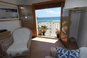 a room with a balcony with a view of the ocean at AR3B, Arsenal Barry, en primera línea in Villajoyosa