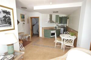 a kitchen and living room with a table and chairs at AR3B, Arsenal Barry, en primera línea in Villajoyosa