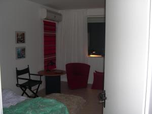 une chambre avec une table et des chaises et une chambre avec un lit dans l'établissement Ulitsa Treti Mart North, à Primorsko