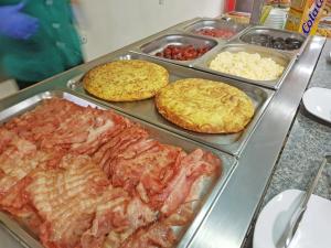 Comida en o cerca de este hotel