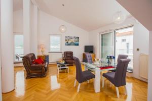 Televízia a/alebo spoločenská miestnosť v ubytovaní Apartments Dilber