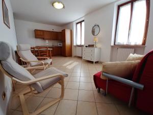 Cà Bottrigo في باردولينو: غرفة معيشة مع كراسي وأريكة وطاولة