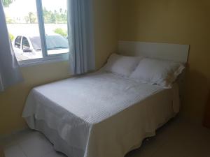 łóżko w pokoju z oknem w obiekcie Palm Village Acqua w mieście Ipojuca +36 zdjęć