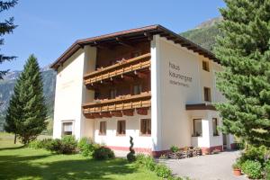 ein Gebäude mit einem Schild an der Seite in der Unterkunft Haus Kaunergrat in Kaunertal