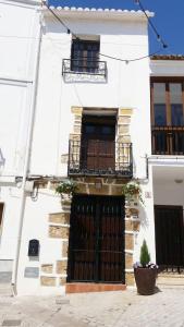 a white building with a door and a balcony at Gemütliches Altstadthaus am Kirchplatz in Calpe in Calpe