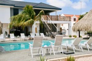 Piscina di La Royal Penthouse Apartment Jan Thiel o nelle vicinanze