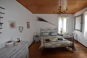 1 dormitorio con cama y techo de madera en Casa Angiolina - Holidays - Appartamento Dolce Letargo, en Morcote