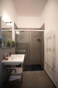 Ένα μπάνιο στο Prometeo rooms +30 φωτογραφίες