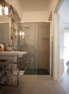 Ένα μπάνιο στο Prometeo rooms
