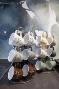 Ein Haufen Kaffeetassen auf einem Tisch in der Unterkunft Prometeo rooms in Syrakus
